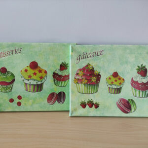Dos lienzos en verde con decoupage de muffins, macarrons y fresas