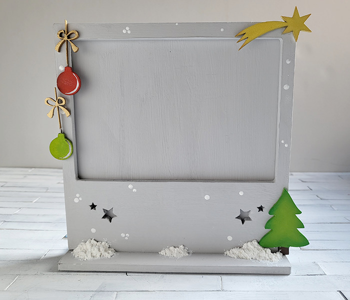 Marco de madera DM personalizado con motivos navideños: árbol estrella y bolas de navidad.